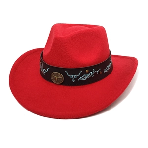 Chapeau de cowboy rouge en feutre avec bandeau en cuir et broderie tête de taureau