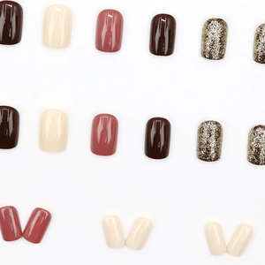 Faux ongles courts carrés en caramel, beige crème et finitions pailletées étincelantes