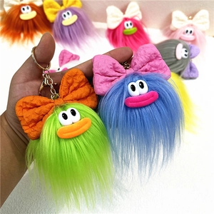 Portachiavi con mostri di peluche colorati con fiocchi per borse e zaini