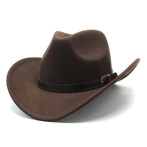 Brauner Western-Cowboyhut aus Wollfilz mit Lederband und Goldschnalle auf weißem Grund