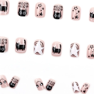 Faux ongles carrés courts avec motifs chat noir et étoiles sur base rose tendre