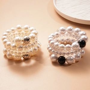 Vue détaillée de bracelets perles multicouches en spirale avec billes métal noir et argent
