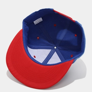 Dettaglio del cappello snapback rosso e blu in 100% poliestere con cinturino in plastica