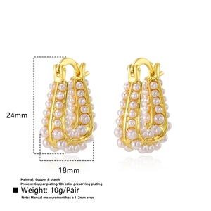 Détail montrant les dimensions de boucles d'oreilles dorées en U avec perles