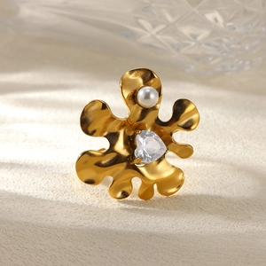 Golden irregular liquid ring with a round pearl and a clear heart-shaped gemstone