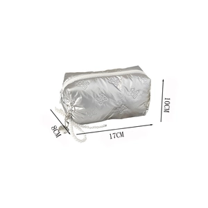 Silver quilted cosmetic bag with bow patterns and pearl pendant, 17x10x8cm dimensions