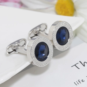 Boutons de manchette élégants pour hommes en argent avec cristaux bleu foncé sur blanc