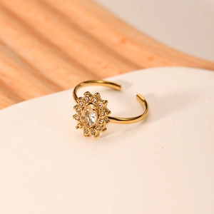 Bague tournesol en acier inoxydable plaqué or 18k avec cristaux zircon sur support blanc