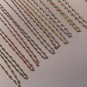 Colliers de perles en émail coloré avec chaînes dorées délicates en plusieurs couleurs