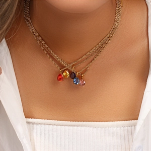 Dettaglio di una collana a catena ritorta dorata da 2mm con cinque cristalli colorati