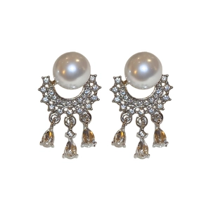 Luxurious silver pearl earrings with sparkling rhinestones and teardrop tassels