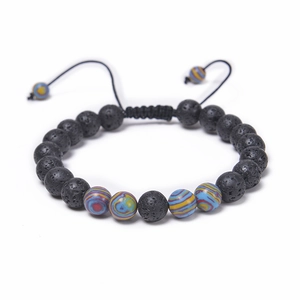 Détail de perles de lave 8mm et gemmes rayées colorées sur bracelet tressé ajustable