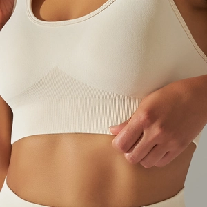 Gros plan du tissu de brassière de sport sans couture montrant l'élasticité et la maille