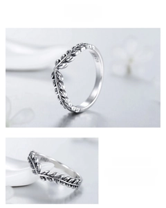 Detailed view of S925 sterling silver V-shaped ring featuring vintage laurel leaf design