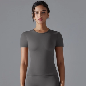 Detail eines schmal geschnittenen grauen Yogashirts aus hochdehnbarem Funktionsstoff