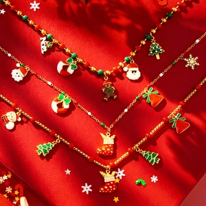 Parure de colliers de Noël avec pendentifs sapin et père Noël plaqués or 18 carats sur rouge