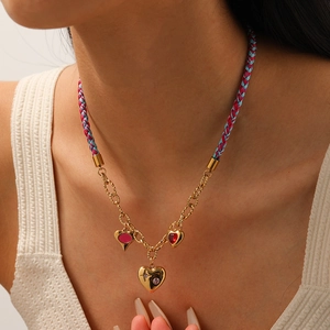 Collier cœur doré chic avec strass roses sur une chaîne en corde tissée élégante