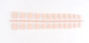 Set di 24 unghie finte quadrate corte rosa nude opache fissate su supporto in plastica