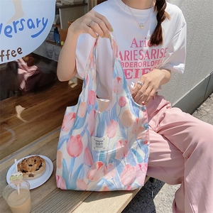Borsa tote in tela con stampa a tulipani mostrata in un ambiente stradale con grande capacità