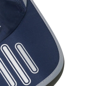 Dettaglio della visiera del cappello da pesca blu navy con strisce bianche e bordi grigi