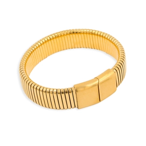 Detalle de pulsera Tubogas dorada con textura de serpiente y cierre rectangular de metal fino