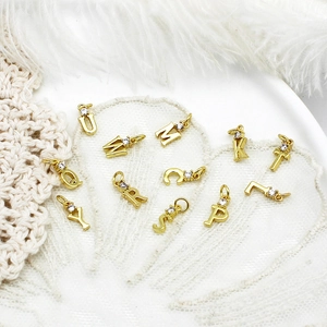DIY 18k επιχρυσωμένα μενταγιόν αλφαβήτου με ζιργκόν σε λευκό φόντο δαντέλας
