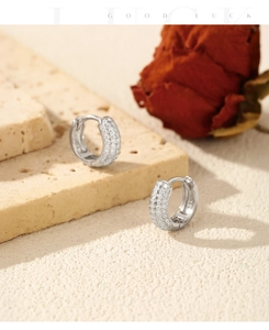 Détail de créoles en argent S925 avec pavé de moissanite sur pierre texturée