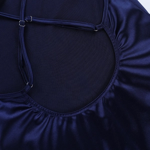 Détail de fines bretelles réglables sur une robe en satin bleu foncé avec coutures fines