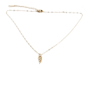 Collana con ciondolo ad ala d'angelo in acciaio al titanio con finitura dorata lucida