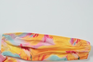 Gros plan détaillé sur le motif tie-dye éclatant et les coutures d'une robe d'été bustier