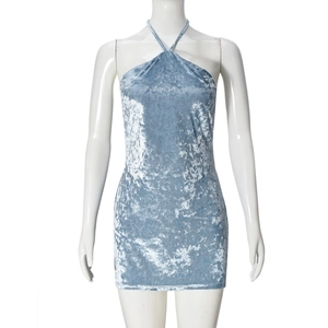 Detailweergave van de blauwe fluwelen textuur en glanzende afwerking van de halter mini-jurk