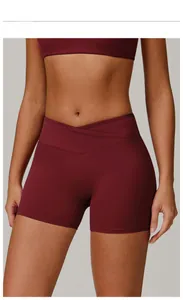 Detailansicht der kirschroten High-Waist Yoga-Shorts mit gekreuztem V-Taillen-Design