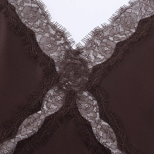 Détails de dentelle de cils marron foncé sur un tissu satiné de haute qualité