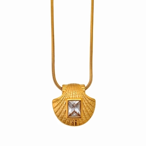 Detail der 18k vergoldeten Muschel-Halskette mit zentralem Zirkon und eleganter Schlangenkette