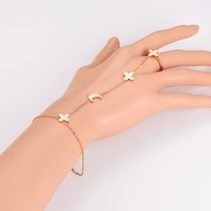 Goldenes Edelstahl-Handkettenarmband mit weißen Kleeblatt- und Mondanhängern am Model