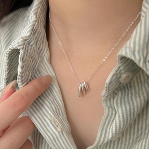 Minimalist 925 sterling silver necklace with three graduated oval water drop pendants