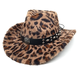 Détail d'un chapeau de cowboy en peluche léopard avec boucle tête de taureau et rivets