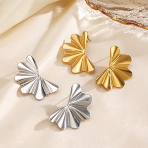 Boucles d'oreilles vagues minimalistes dorées et argentées sur tissu en soie