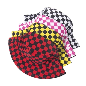 Détails de chapeaux bob en coton à carreaux empilés en plusieurs couleurs avec bord court