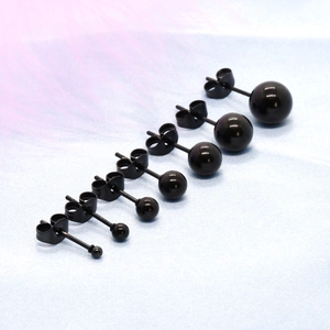 Set dettagliato di sette orecchini a lobo tondi neri di varie dimensioni per uno stile versatile