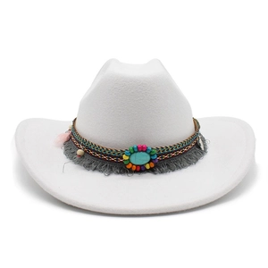 Chapeau de cowboy en feutre blanc avec ruban bohème, pompons et pierre turquoise