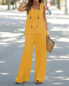 Vue street style d'un ensemble jaune avec haut sans manches et pantalon large à taille haute