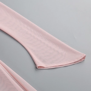 Détail de la manche en tulle rose avec tissu transparent et finitions évasées élégantes