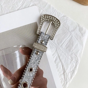 Cintura strass Y2K argento con finitura lucida e fibbia decorata per donna