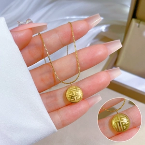Collier en acier titane doré avec pendentif rond orné des caractères chinois Xi et Fu