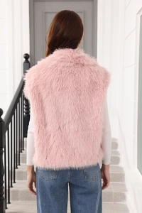 Rückansicht einer flauschigen rosa Webpelzweste für Damen mit lässiger blauer Jeans