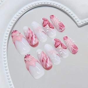 Schicke 3D-Blumen-Nagelspitzen mit Schmetterlingsmotiv und Perlen auf Spiegelgrundlage