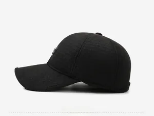 Vue latérale d'une casquette d'hiver pour homme en laine épaisse avec logo en métal