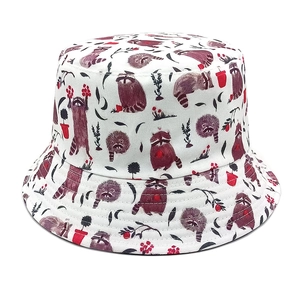 Dettaglio cappello alla pescatora bianco con stampa all-over procione e fiori