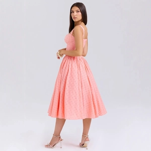 Robe midi en tulle brodé rose avec coupe évasée vintage et bretelles élégantes